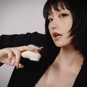 Vibrator DEYA Purtabil cu Telecomandă și Suctiune Alb